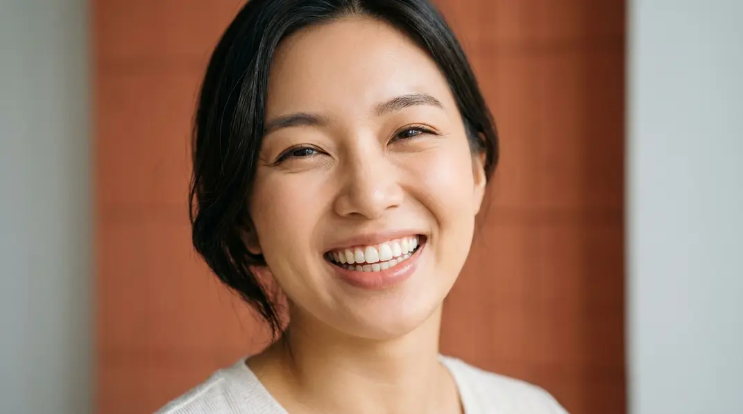 A close up illustration of a confident, perfectly balanced smile showing minimal gums.