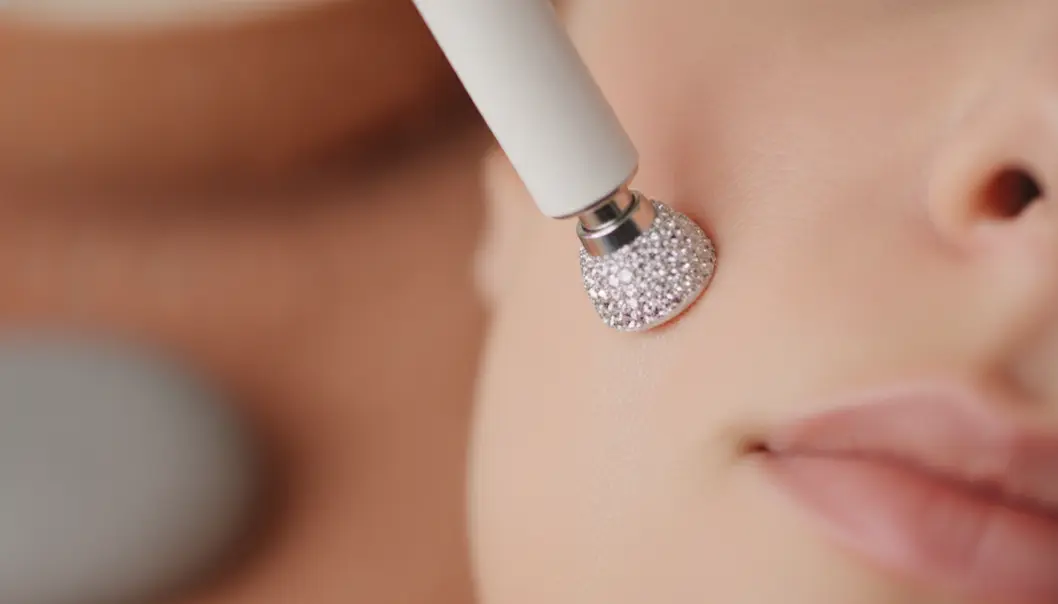 The diamond-encrusted tip provides controlled, crystal-free exfoliation.