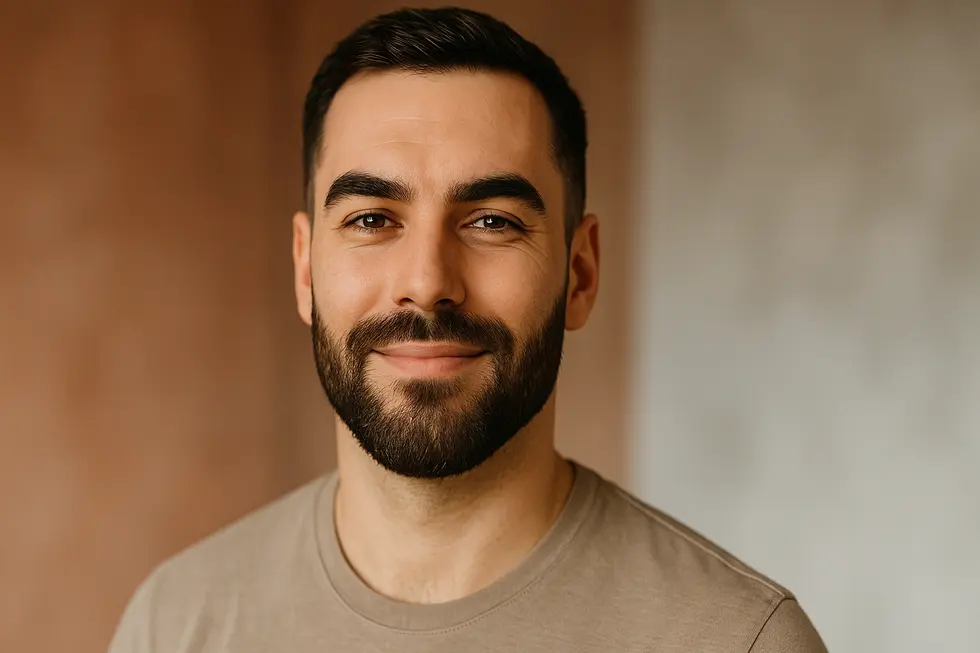 自然で整った眉毛とひげを持つ人物の顔。ボディヘアインプラントの効果を示唆する写真。