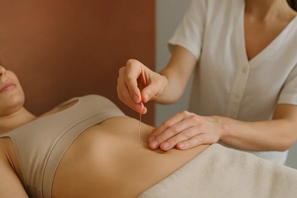 腹部のツボに優しく鍼が適用されている様子。暖色系の背景が安らぎを演出している。