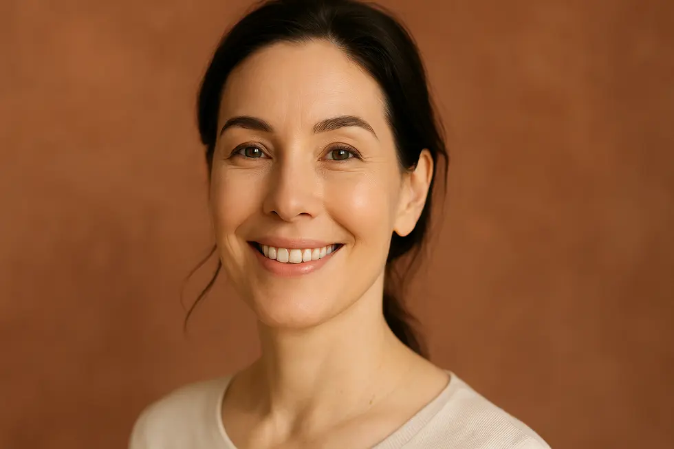 眉リフトを受けて、目元がパッチリとし、自信に満ちた笑顔を見せる30代後半から40代の女性の顔のクローズアップ。