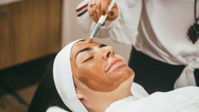 秋・冬の乾燥肌対策として人気の高い高保湿・肌バリア改善プログラムを受ける様子