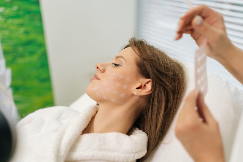 韓國醫美退稅全指南:什麼是外國患者接待醫院?如何確認醫院是否合規?完整流程、注意事項與查詢方法 4 GettyImages 2222032109