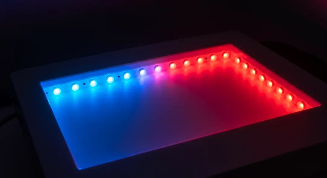 스마트룩스는 파란색, 빨간색, 적외선 등 특정 파장의 LED 빛을 이용해 피부 문제를 개선합니다.