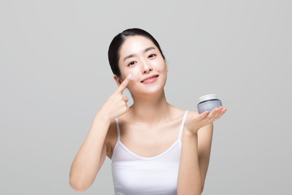 "돈 아깝지 않은 효과!" 시술 후 꼭 발라야 할 재생크림 & 마스크팩 성분 추천 2 GettyImages a10684349