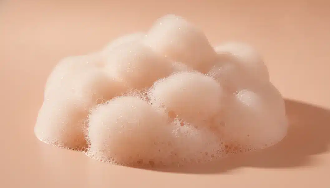 부드럽고 조밀한 거품으로 자극 없이 각질을 녹이는 쎄라필 폼의 질감.