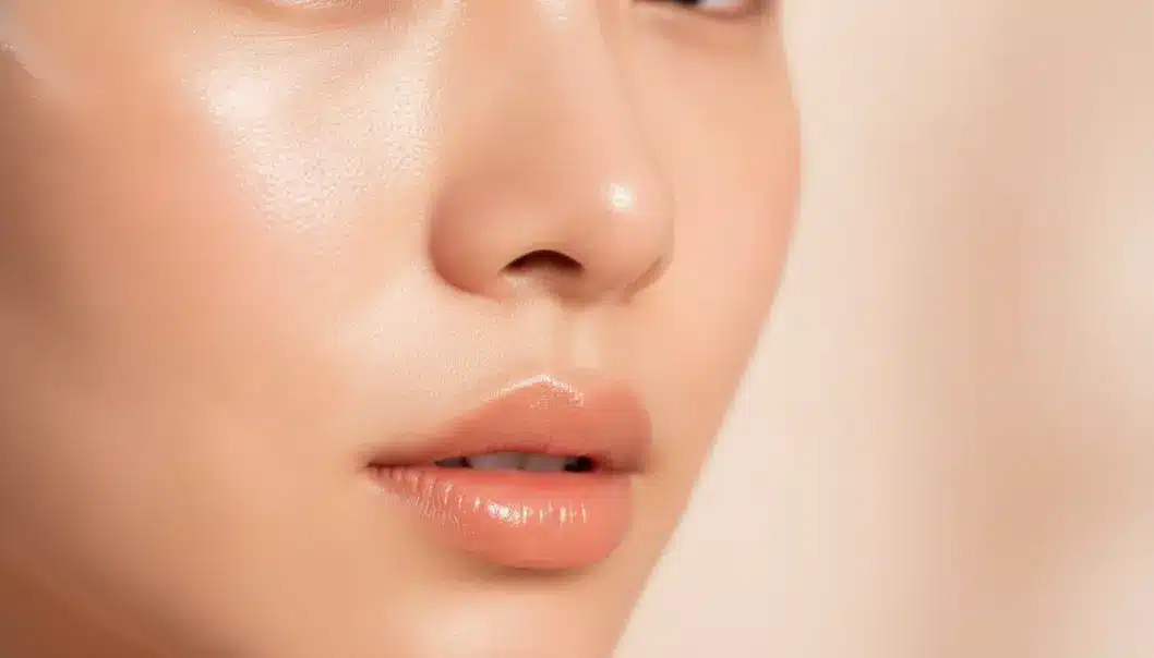 시술 후 깨끗하게 비워지고 수분으로 꽉 채워진 맑은 피부 결.