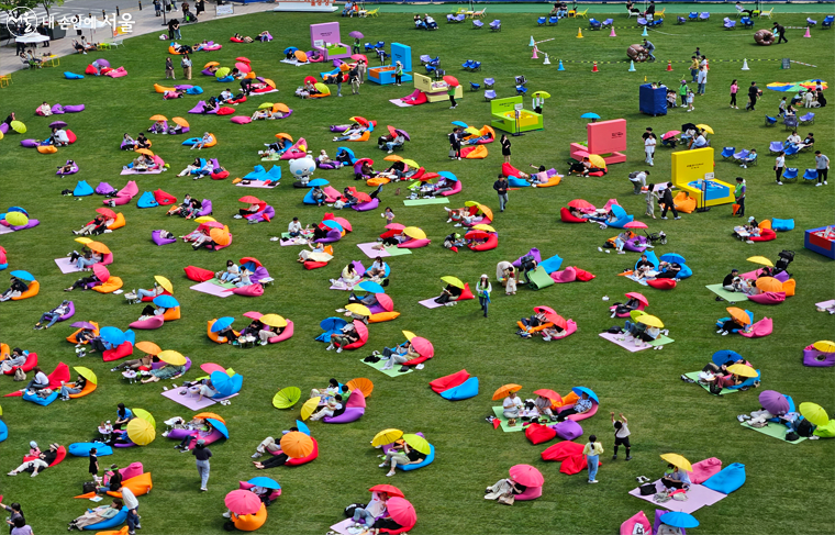 2026 首爾春季限定3 大「電影感」戶外體驗!在浪漫春陽下,開啟妳的發光肌計劃 2 서울야외도서관